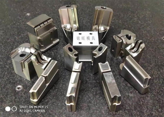 SOLIDWORK डिज़ाइन मोल्ड ऑटोमोटिव पार्ट्स मोल्ड घटकों को सम्मिलित करता है